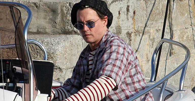 Em família, Depp descansa na Córsega