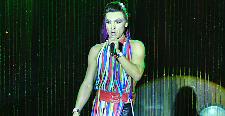 Gonçalves se veste de drag queen na TV