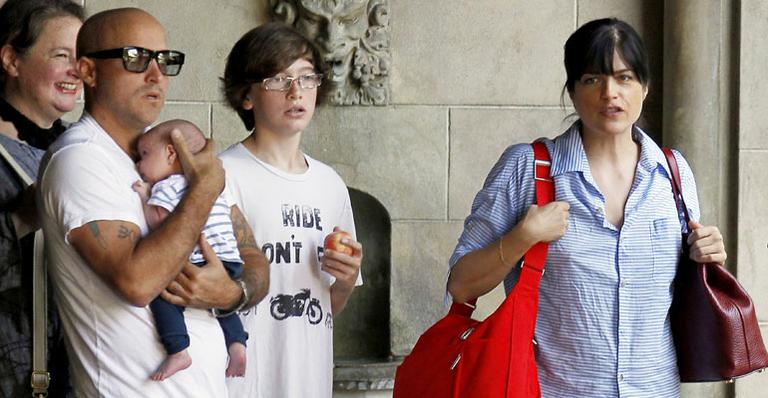 Selma Blair leva o filho para passear