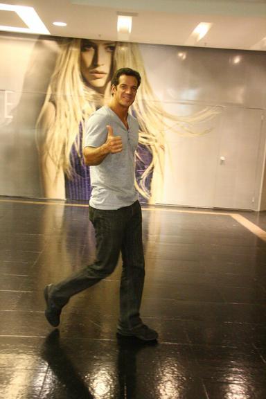 Sozinho, Carlos Machado passeia por shopping