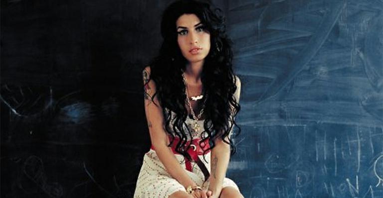 ‘Amy Winehouse tinha vergonha de ser alcoólatra’, diz mãe da cantora