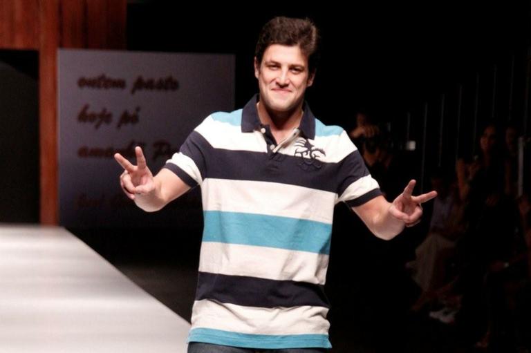 Charmoso, Alexandre Slaviero desfila em Palmas