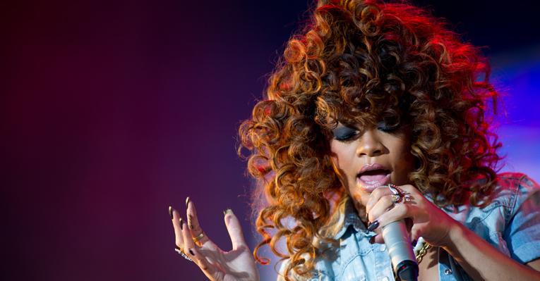 Rihanna lança vídeo com novo single