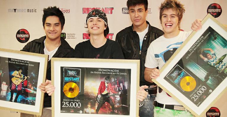 FOTO: Restart recebe DVD de Ouro