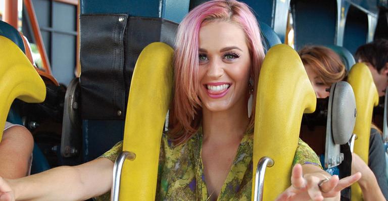 Katy Perry se diverte em montanha-russa