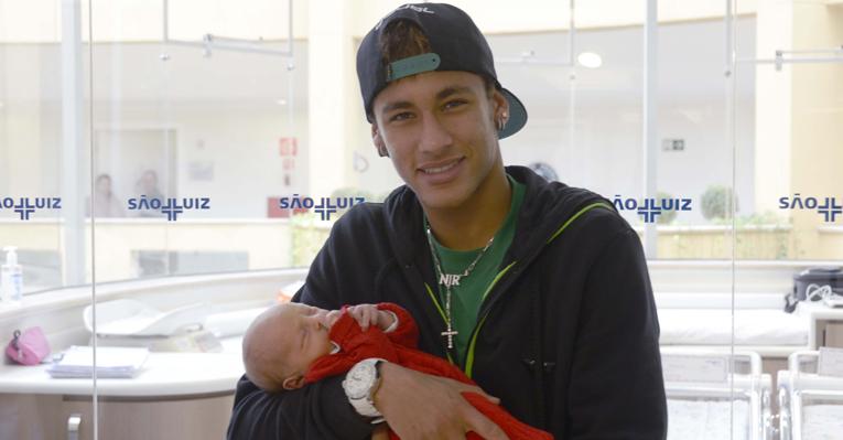 Neymar leva Davi Lucca para casa
