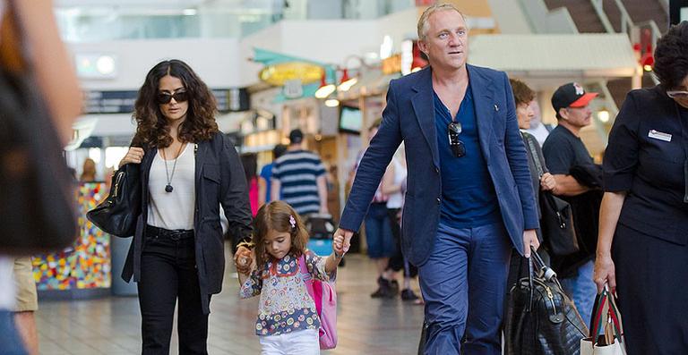 Salma Hayek e a filha embarcam em L.A.