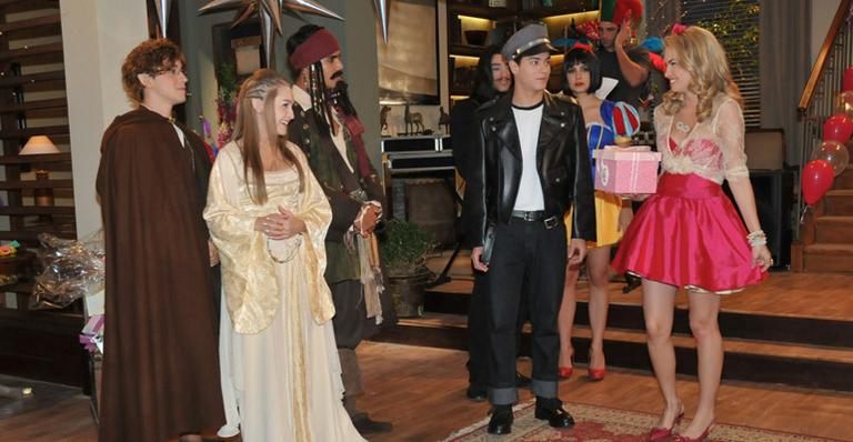 Festa à fantasia anima a novela Rebelde