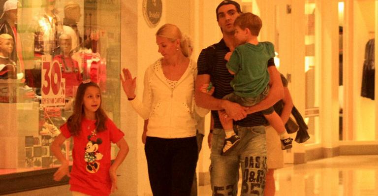 Famosos curtem sexta-feira no shopping