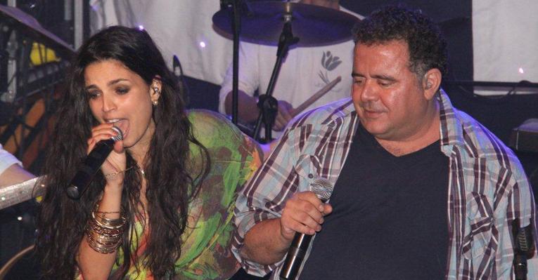 Emanuelle e Léo Jaime juntos no palco