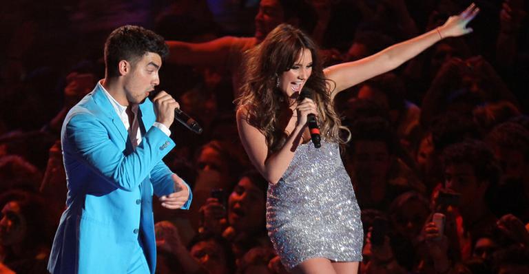 Joe Jonas e Dulce Maria cantam juntos
