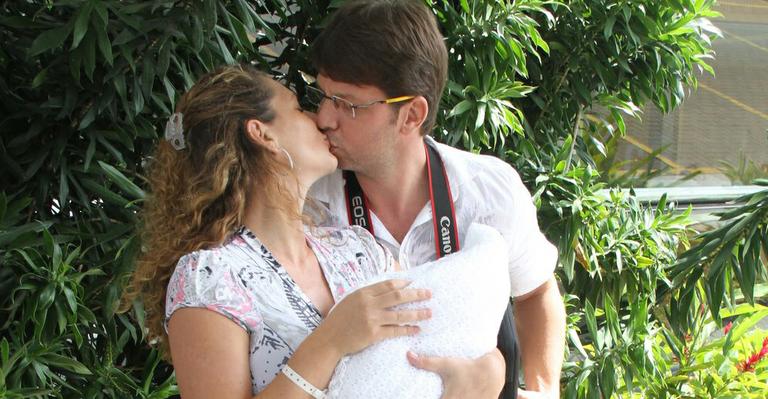 Mario Frias leva Laura para casa