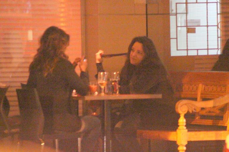 Ana Carolina janta com amiga no Rio