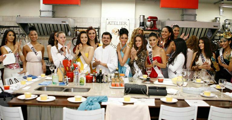 Misses põem a mão na massa na cozinha