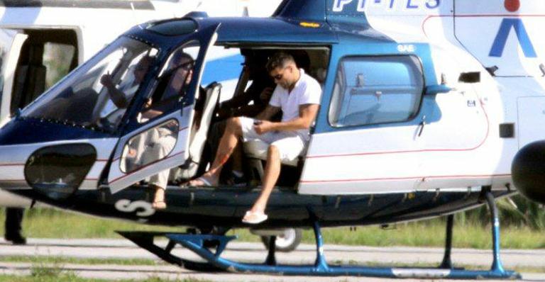 Ricky Martin faz passeio de helicóptero