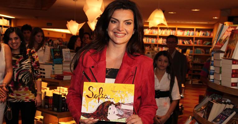 Mayana Neiva lança livro em São Paulo