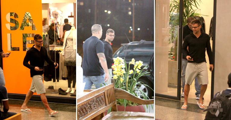 Ricky Martin faz compras e atende fãs