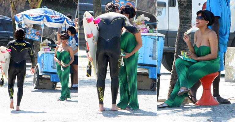Petrowky e Dylon: carinho na praia
