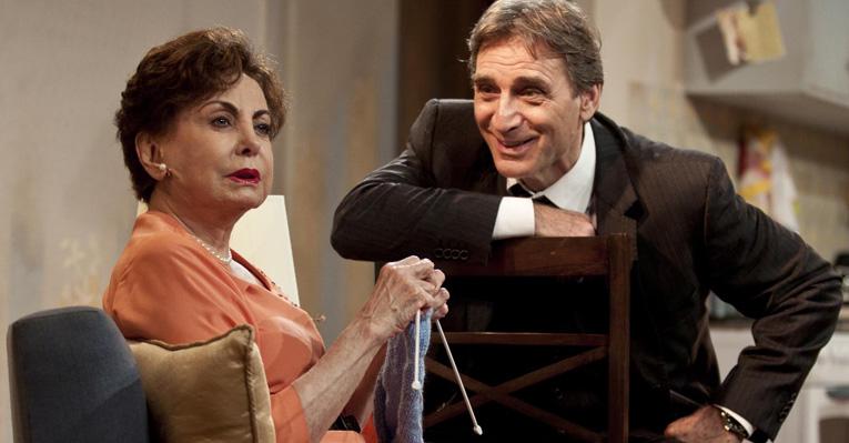 Vilões na TV provocam risos no teatro