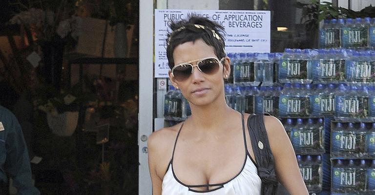 O relax de Halle Berry