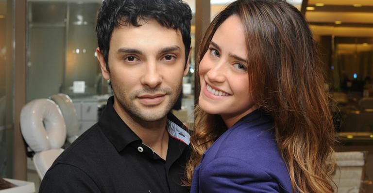 Fernanda clareia os fios para novela