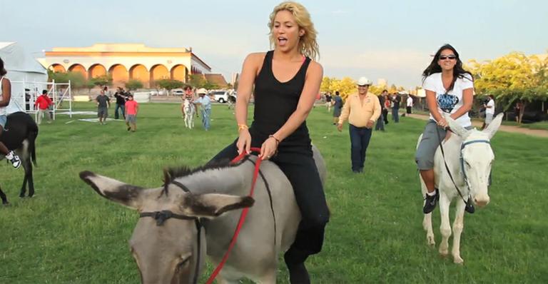 Vídeo: Shakira em corrida de burros