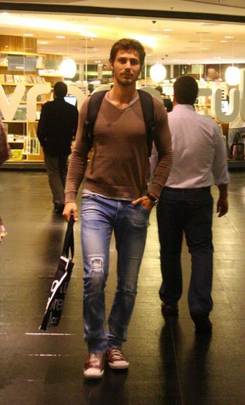 Sozinho, André Bankoff passeia em shopping no Rio