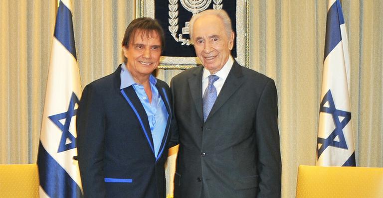 Roberto Carlos prega a paz mundial