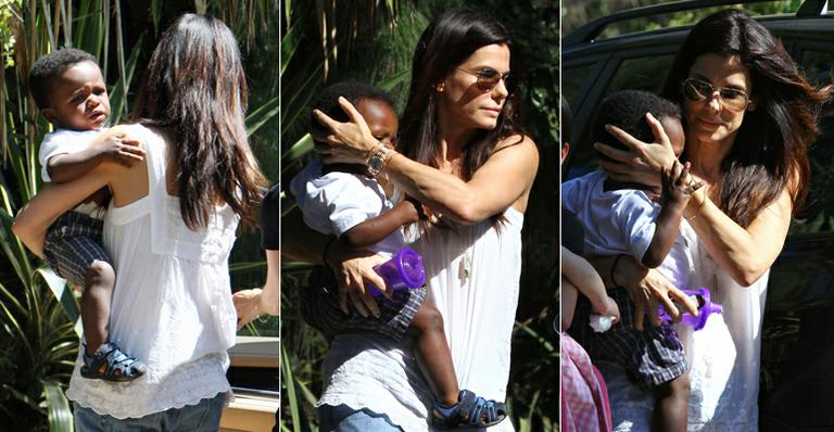 Bullock leva o filho para natação