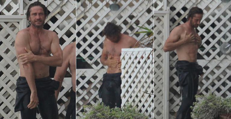 Gerard Butler não sai mais da praia