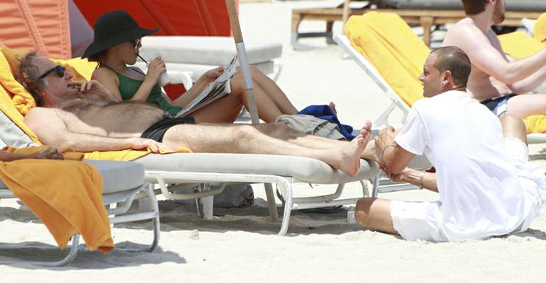 Arnaldo Jabor: ‘relax’ na praia em Miami