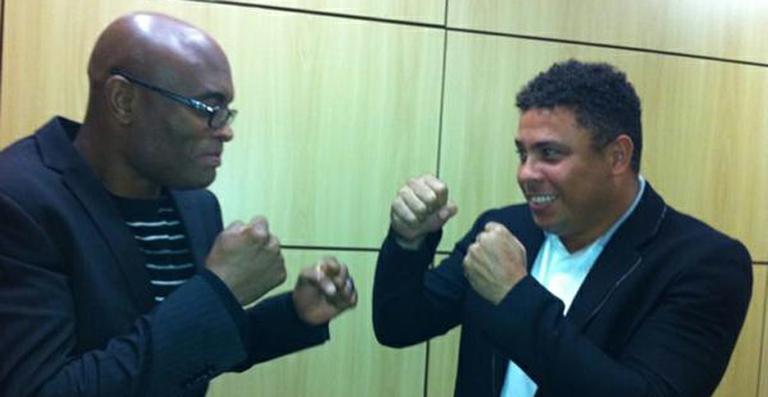 Ronaldo: trocando a bola pelas luvas?