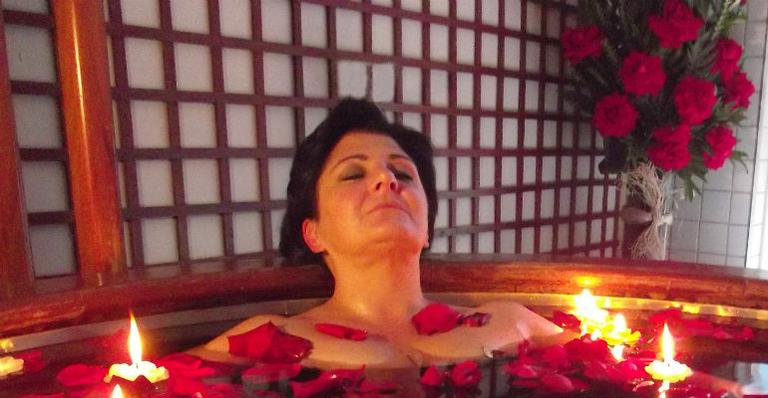 Antes de filme, Cris Nicolotti curte spa