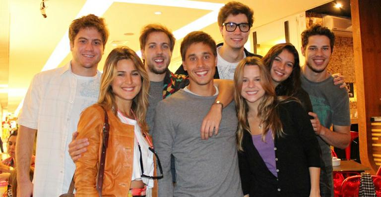 Atores de ‘Malhação’ vão ao teatro