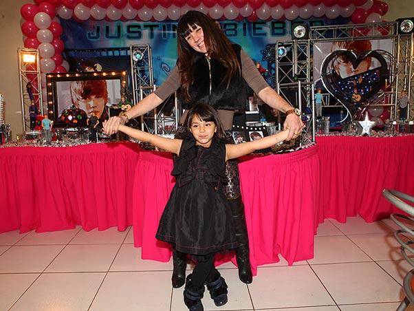 Cantora Simony celebra 5 anos da filha