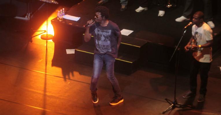 Seu Jorge canta para amigos no Rio