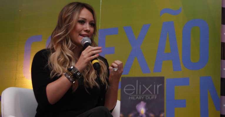 Hilary Duff lança livro no Rio de Janeiro