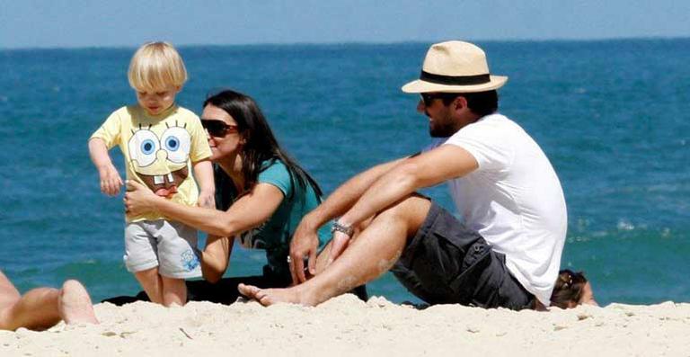 Carlos Bonow curte praia com família