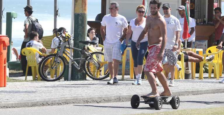 Henri Castelli: skate motorizado na Barra