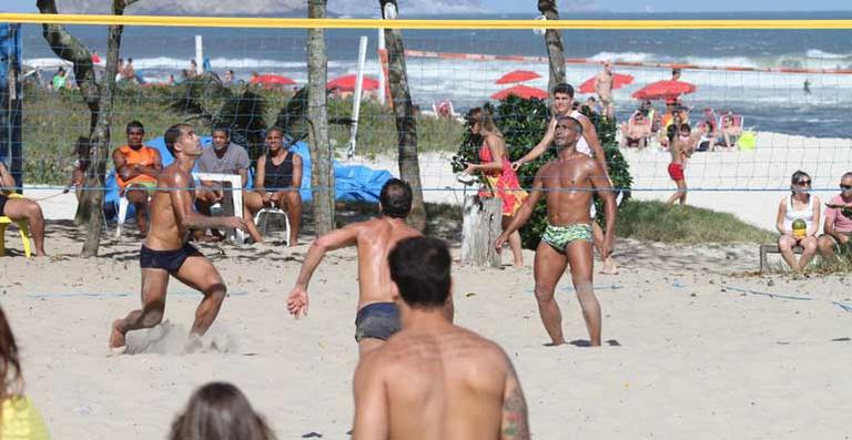 Romário faz dupla com Felipe no futevôlei