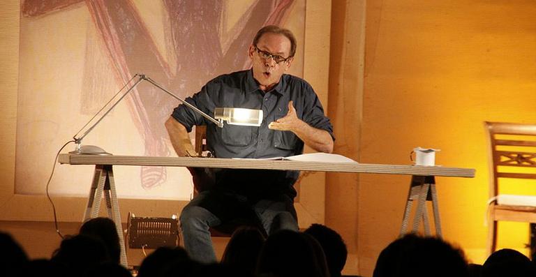 José Wilker lê na Bienal do Livro