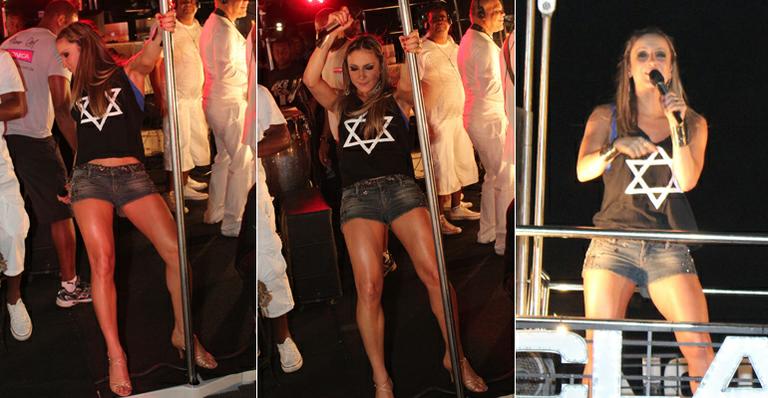 Claudia Leitte faz pole dance em show