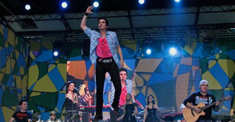 Brazilian Day: Luan Santana voa no palco