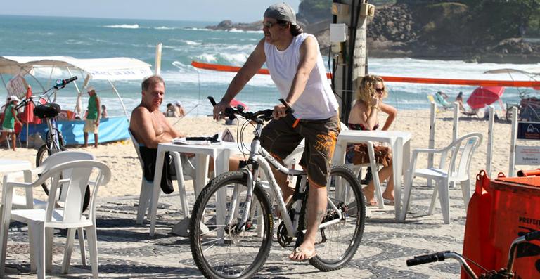 Calloni pedala pela praia do Leblon