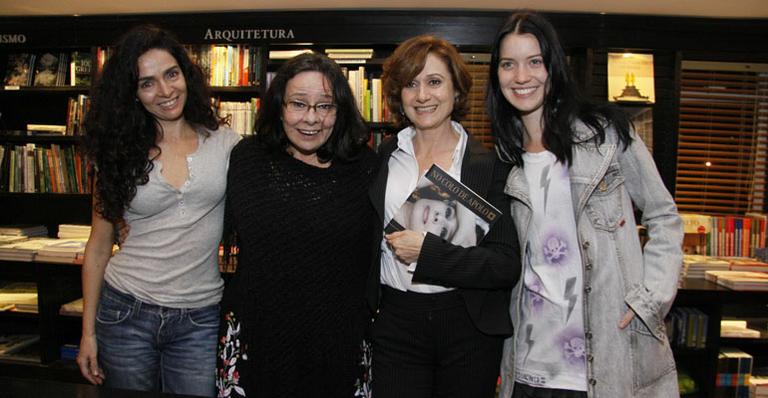 Débora Duarte lança livro com vips