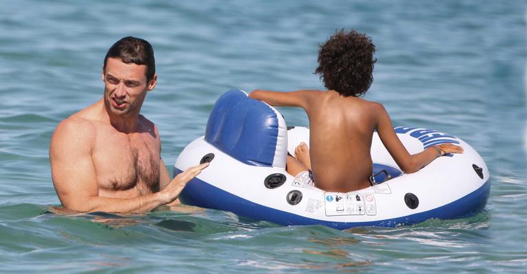 Hugh Jackman curte férias em Saint-Tropez