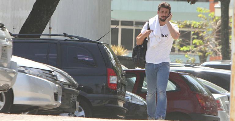 Cauã Reymond após treino na academia