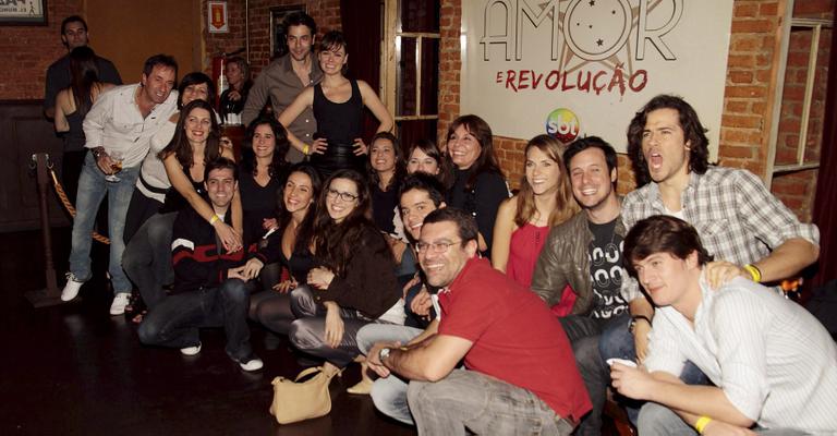Elenco de Amor e Revolução se despede da trama
