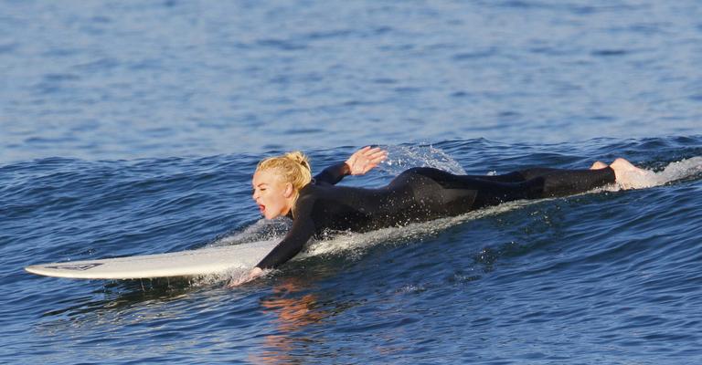 Lindsay Lohan: surfista em Malibu