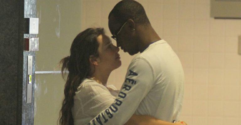 Thiaguinho e Fê Souza trocam beijinhos